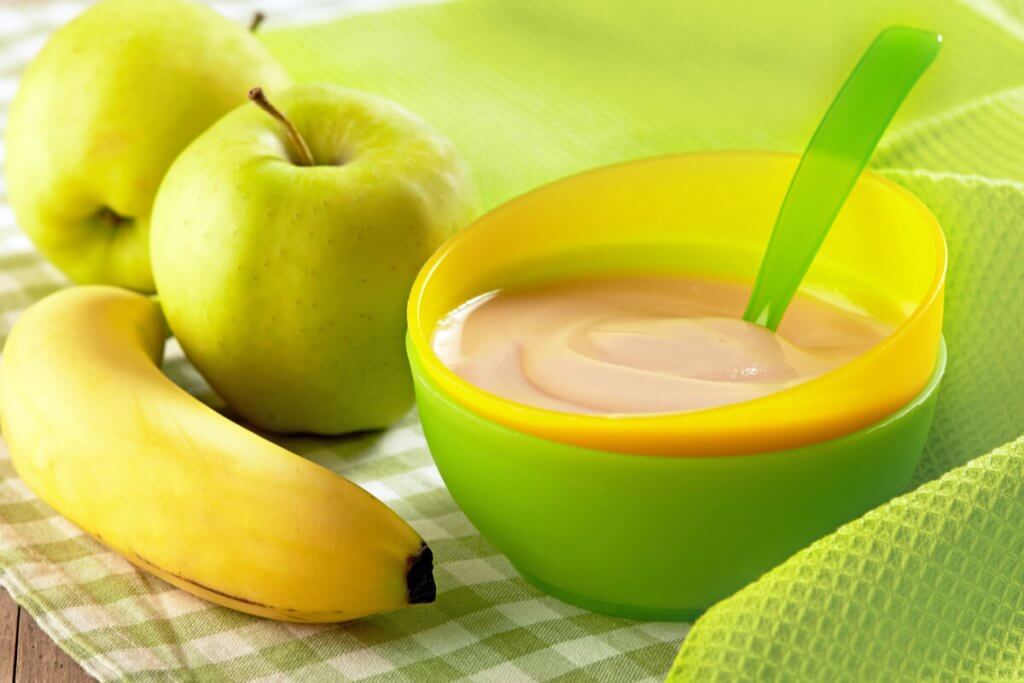 Papilla de frutas para bebés con manzana, plátano y pera