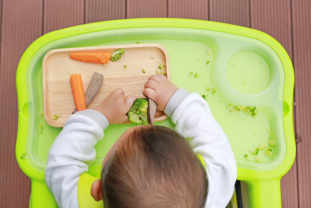 Tu peque se alimenta con sus manos con los alimentos que le apetezca comer