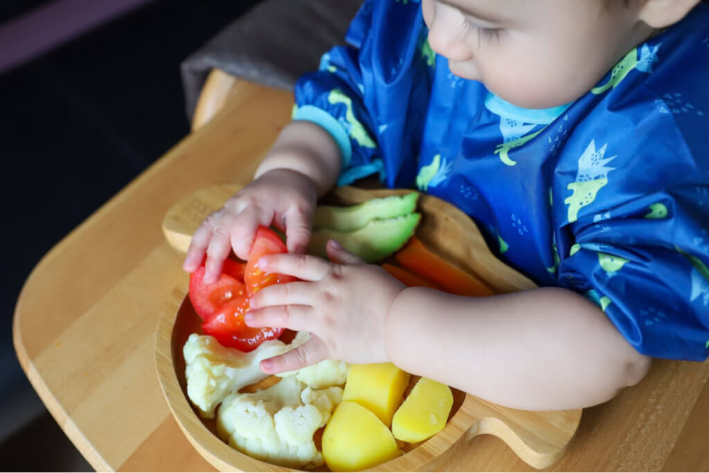 Bebé comiendo trozos sólidos