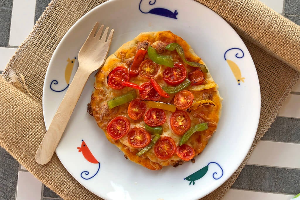 Pizza casera con tomates cherry para bebés