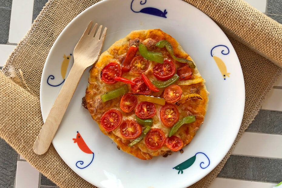 Pizza casera con tomates cherry para bebés