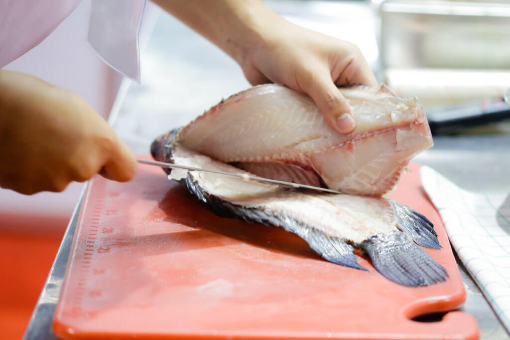 Preparando lomos de pescado limpios de espinas para el bebé