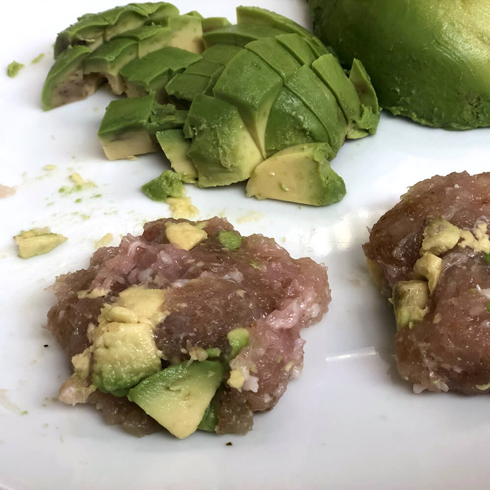 Receta de hamburguesas de pollo con aguacate para bebés - mezclamos