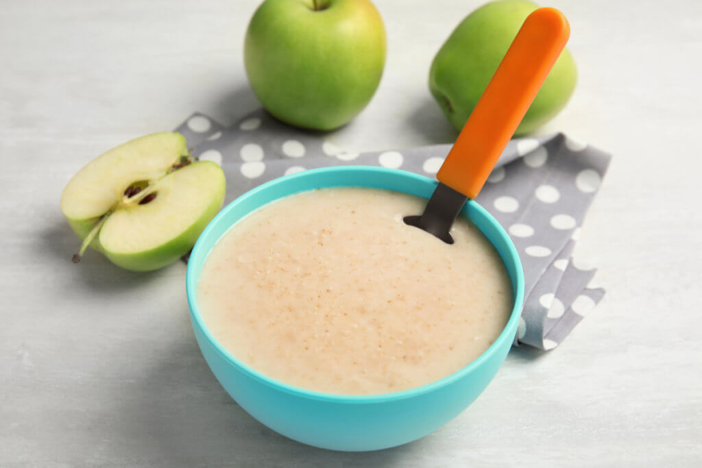 Receta de gachas de avena y manzana para bebés