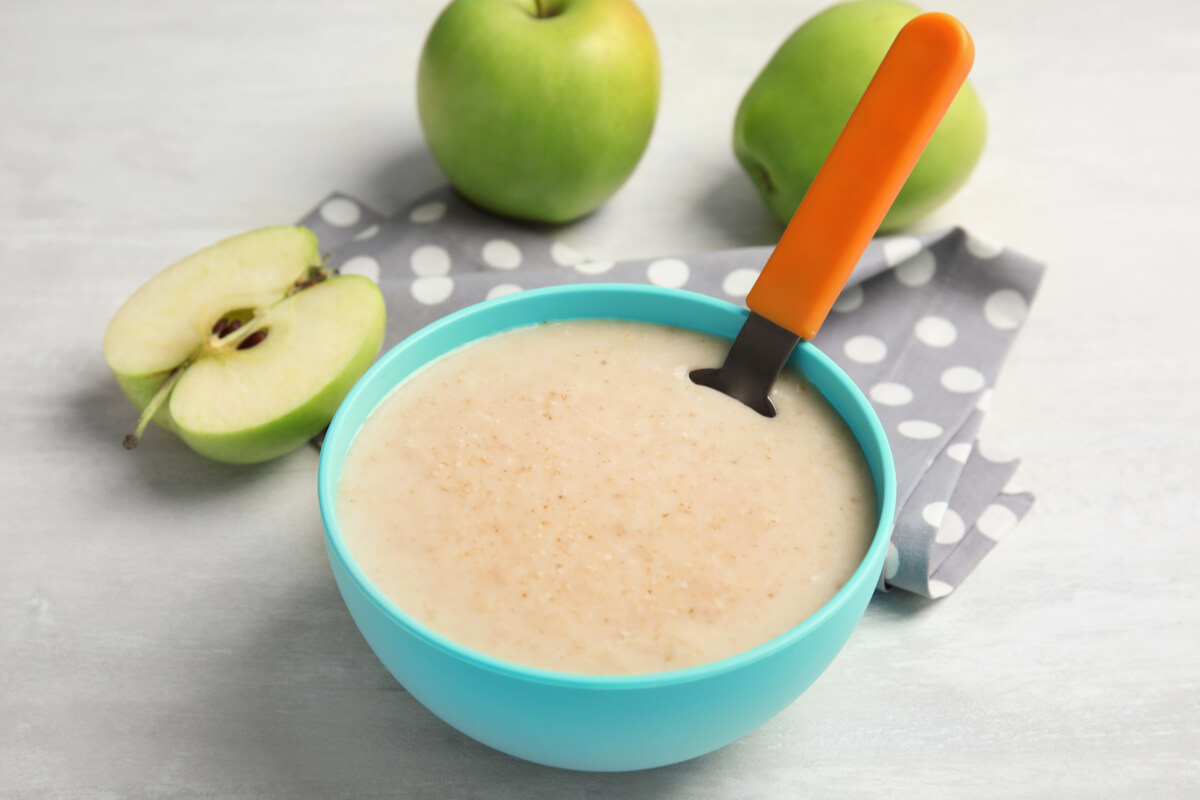 Receta de gachas de avena y manzana para bebés