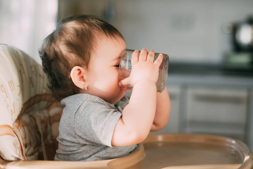 Los líquidos reducen el estreñimiento del bebé