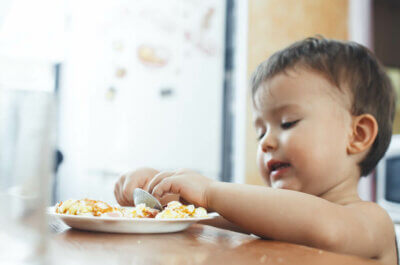 Bebé comiendo tortilla de huevo