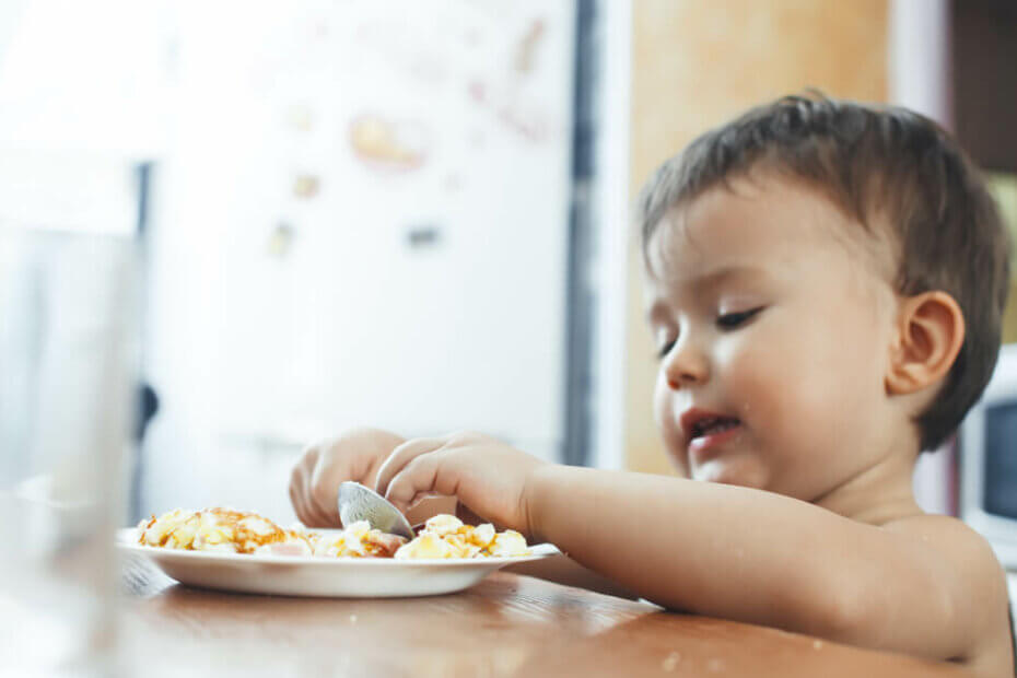 Bebé comiendo tortilla de huevo