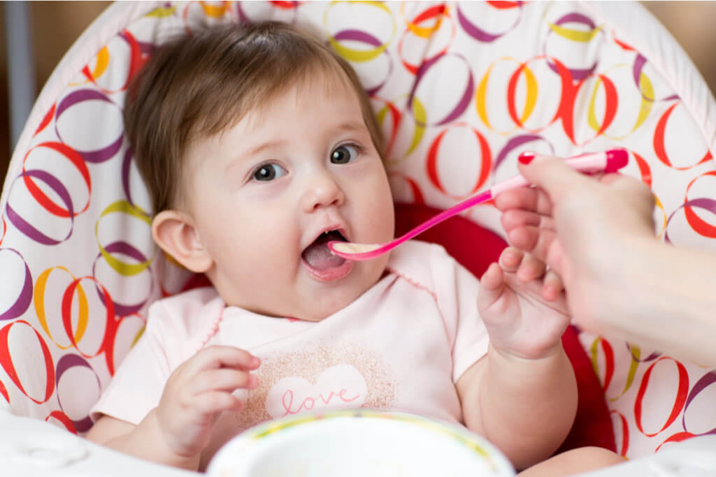 Bebé comiendo papilla de cereales