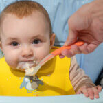 Bebé comiendo papilla de cereales