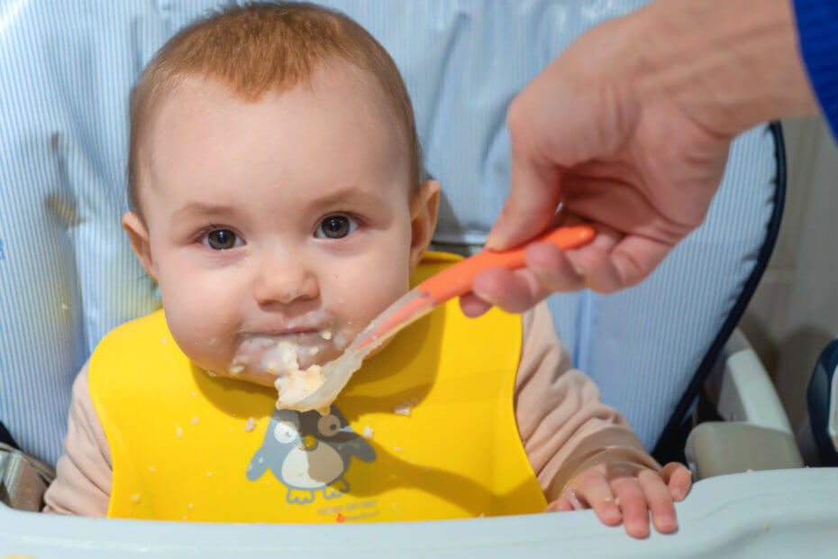 Bebé comiendo papilla de cereales