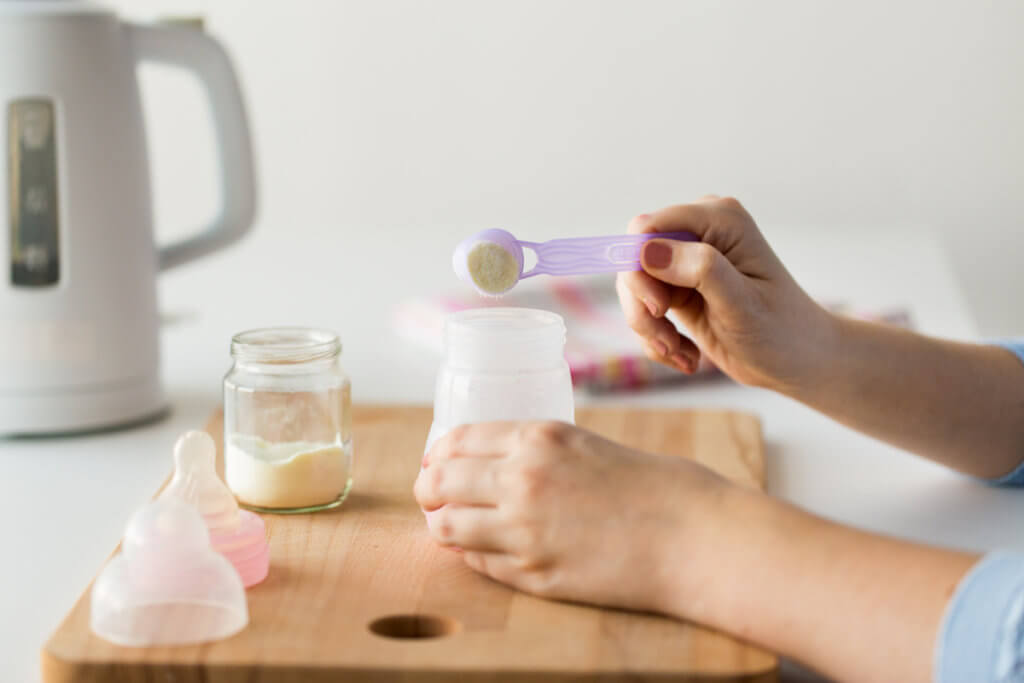 Preparar un biberón con cacitos de leche de fórmula