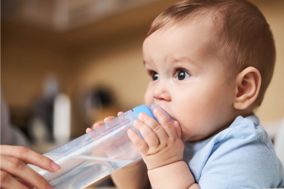 Cuándo puedes empezar a dar agua a tu bebé y cómo hacerlo