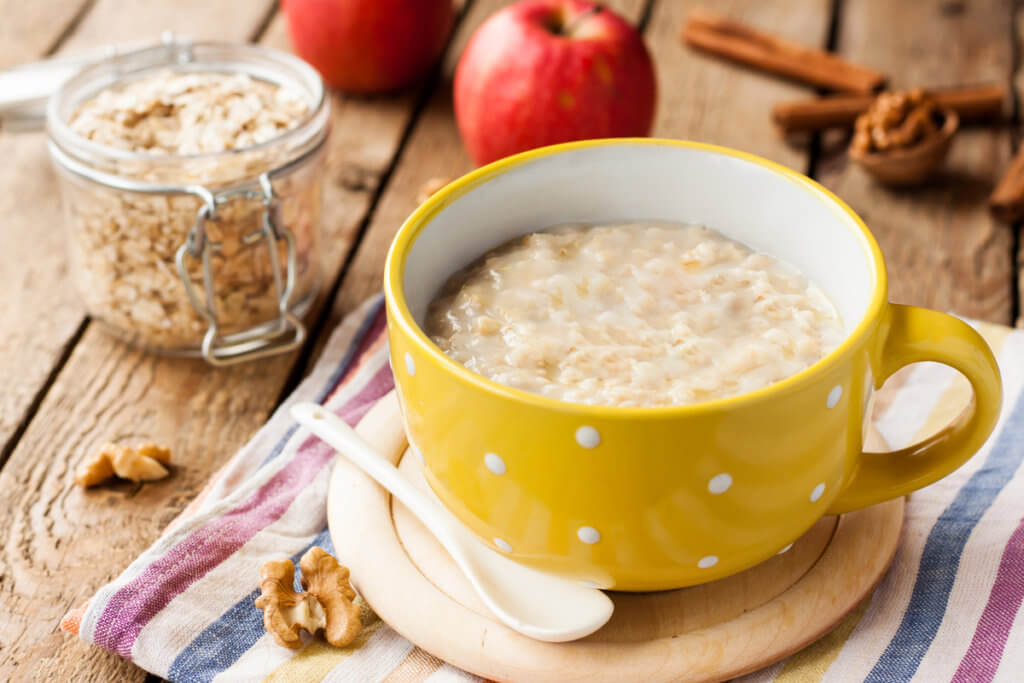 Papilla de avena con manzana y nueces para bebés