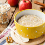 Papilla de avena con manzana y nueces para bebés