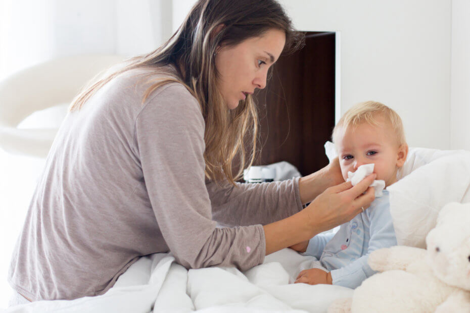 Mamá cuidando de bebé resfriado