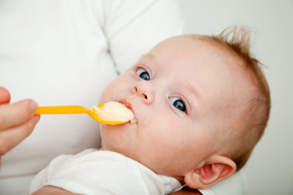 Bebé de 4 meses comiendo papilla de cereales