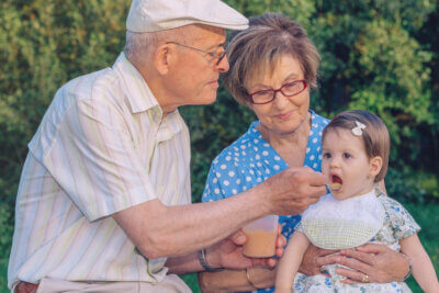8 consejos de abuelas sobre alimentación del bebé que debes ignorar