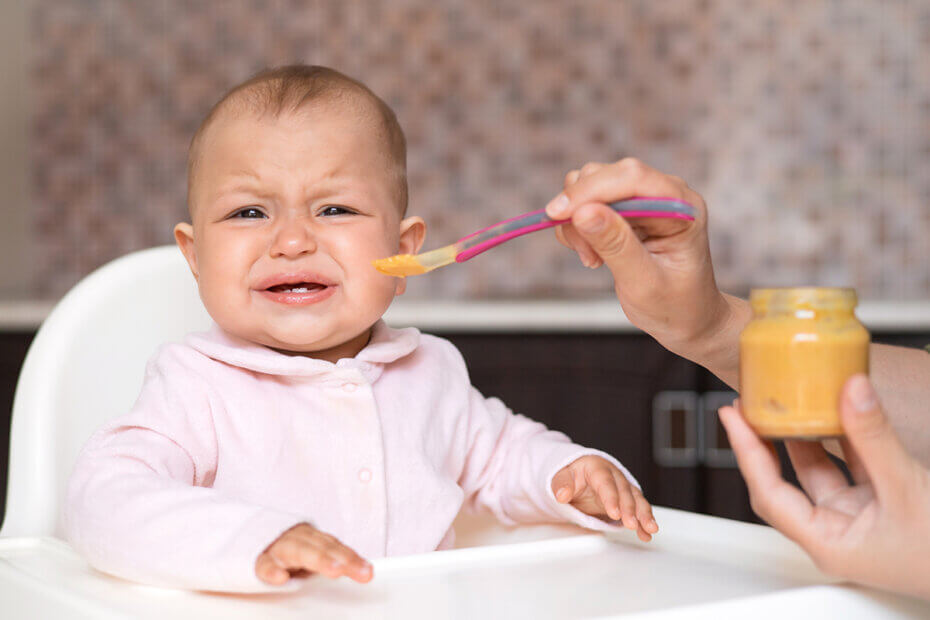 Un bebé que llora se niega a comer.