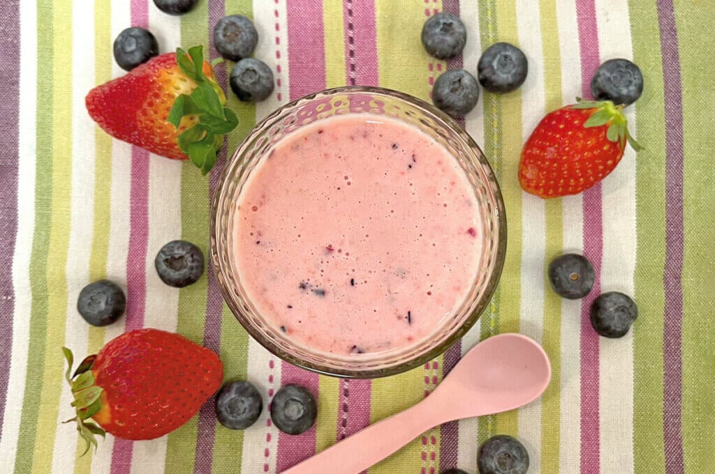 Receta de yogur con fresas y arándanos para bebés