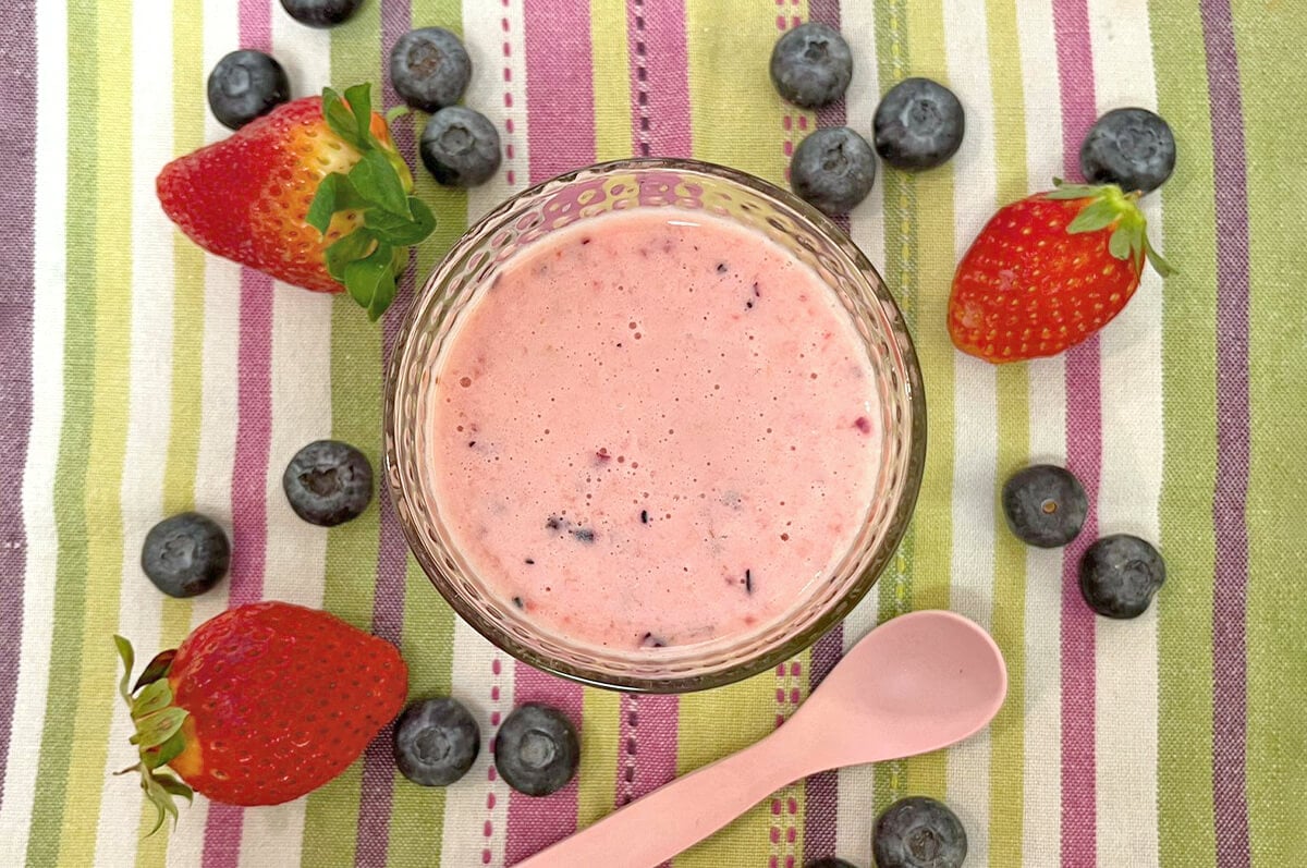 Yogur con fresas y arándanos - Recetas para mi bebé