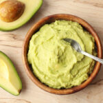 Receta fácil de guacamole suave para bebés
