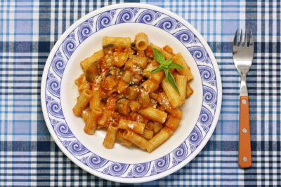 Macarrones con verduras y tomate