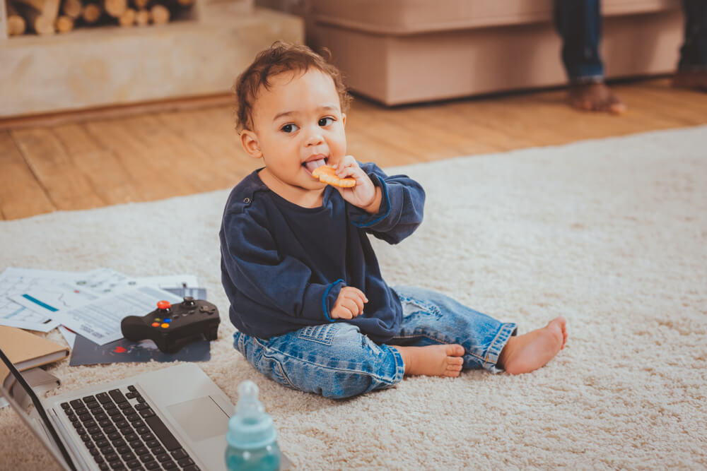 Bebé comiendo una galleta