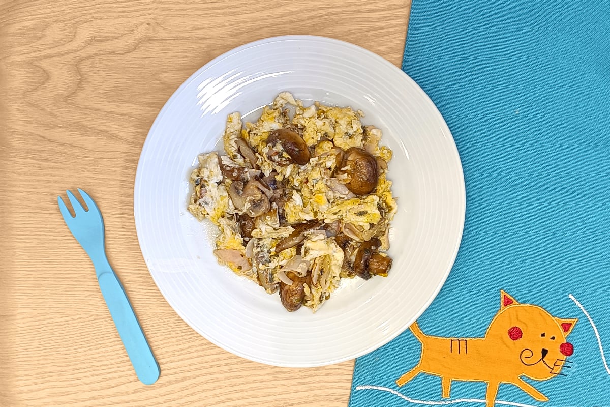 Receta de revuelto de huevo y champiñones para niños y bebés