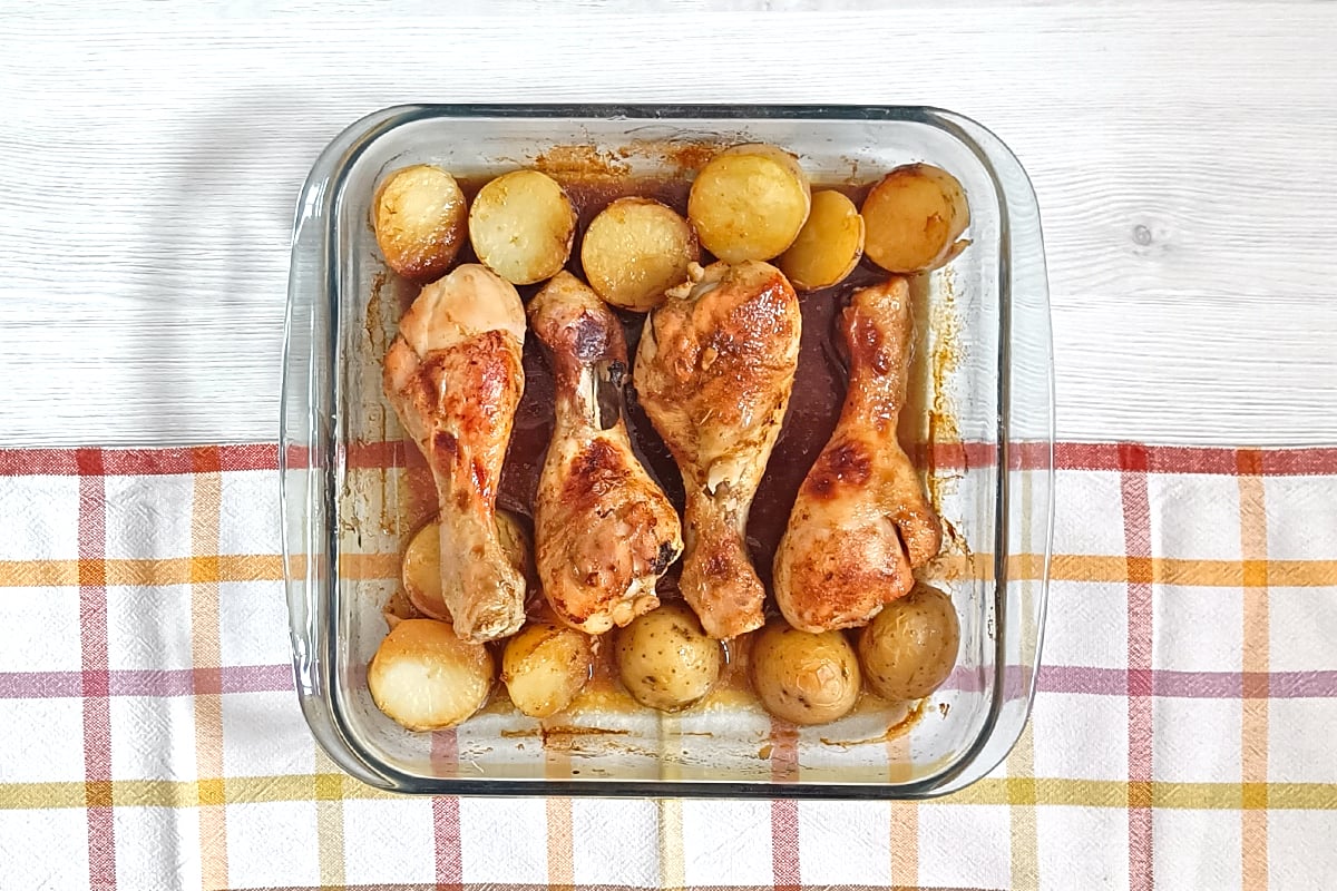 Receta de muslos de pollo al horno con patatas para niños y bebés