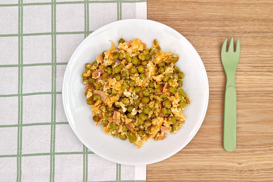 Receta de revuelto con guisantes y jamón para niños y bebés