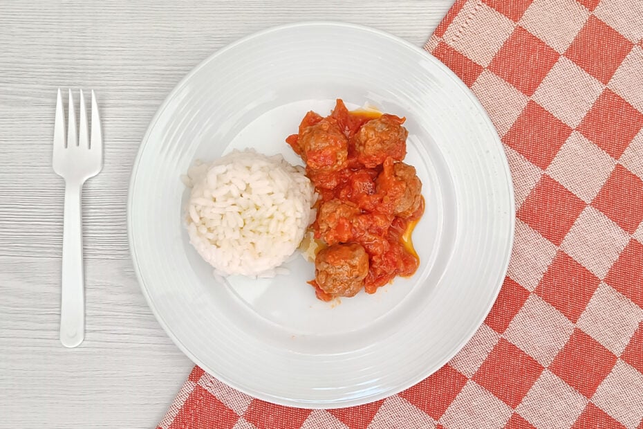 Receta de mini albóndigas con salsa de tomate y pimiento para niños