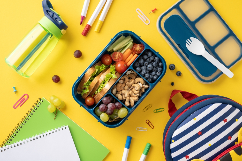 Imagen de lonchera escolar con almuerzo saludable