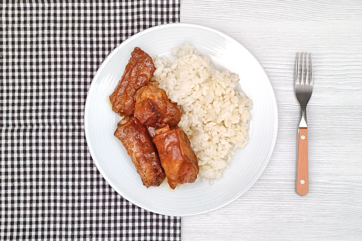 Receta de costillas guisadas con salsa de verduras para niños