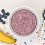 Receta de papilla de plátano y arándanos para bebés