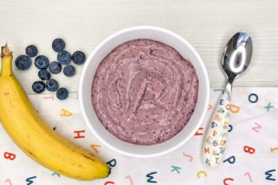 Papilla de plátano y arándanos