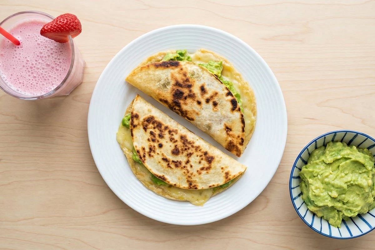 Desayuno para niños: Batido de frutas con quesadillas de aguacate