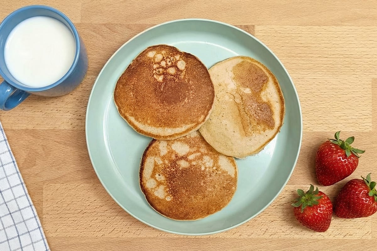 Desayuno para niños: Leche con tortitas de avena y fresas