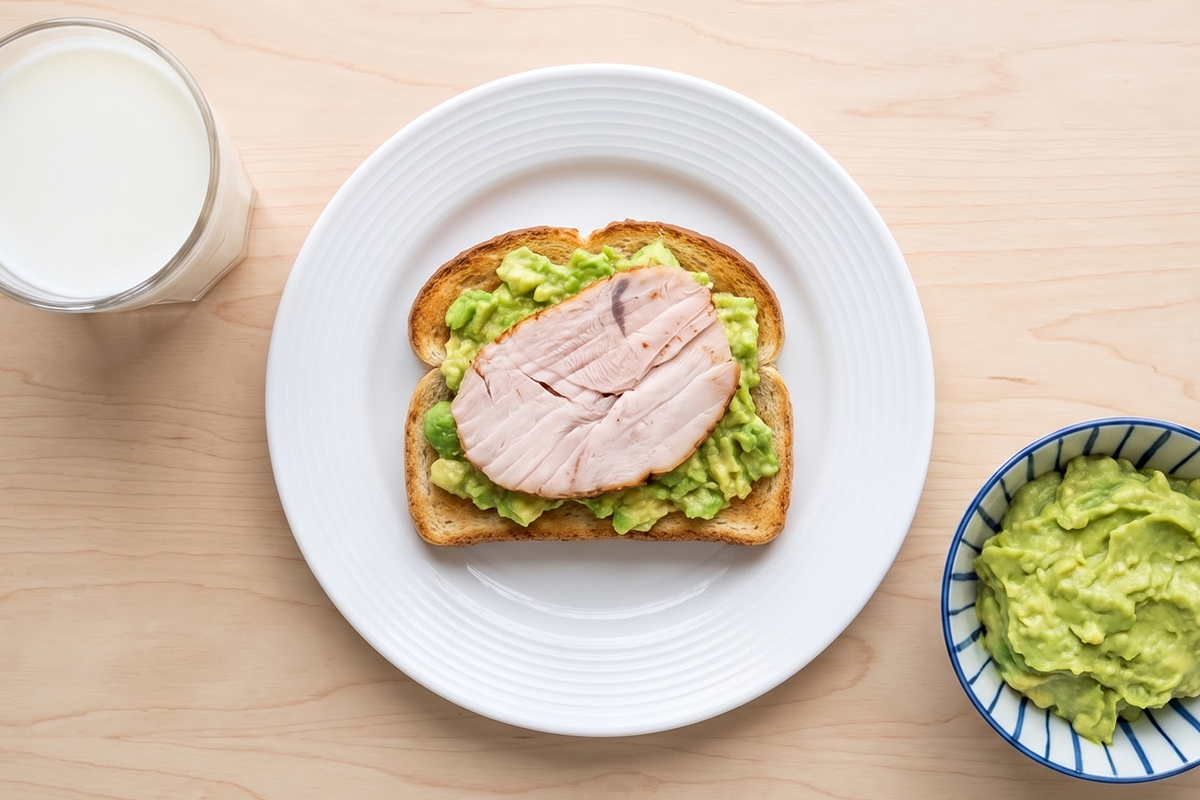 Desayuno para niños: leche, tostadas fiambre de pavo casero y aguacate