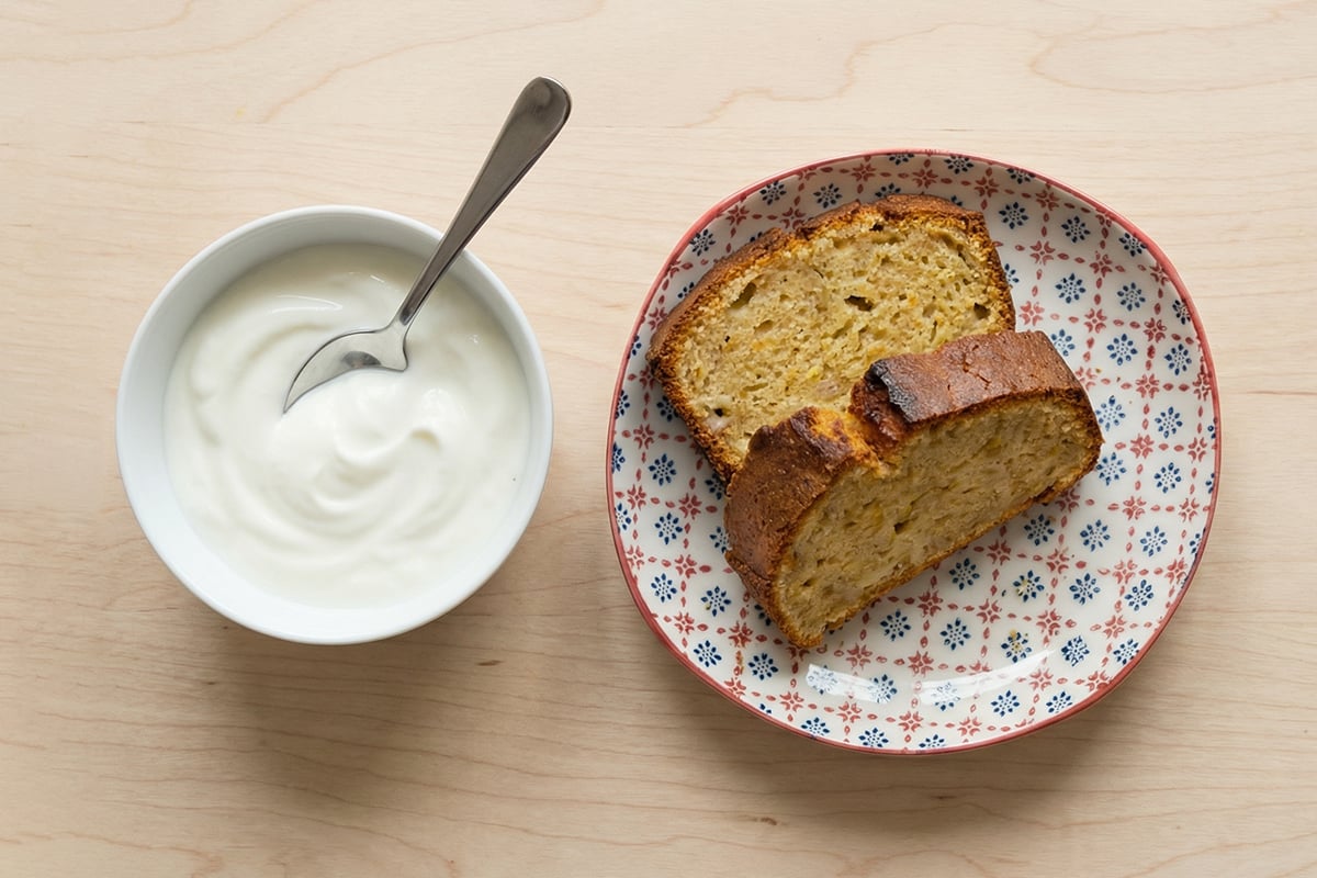 Desayuno para niños: yogur con bizcocho de avena y plátano