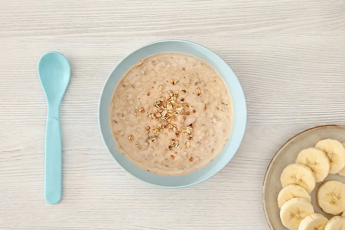 Desayuno para niños: Yogur con avena, mantequilla de cacahuete y plátano