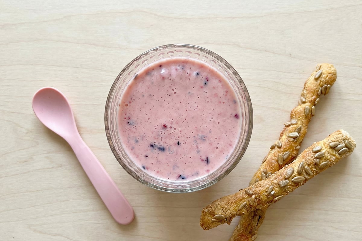 Desayuno para niños: Yogur con frutos rojos y pan de pipas