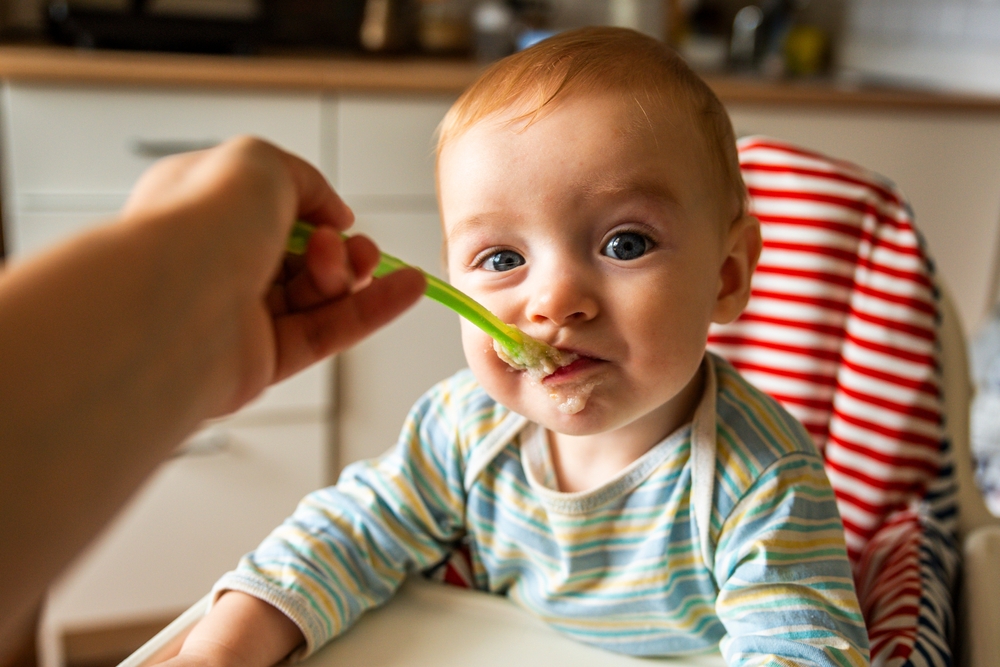 Bebé de 8 meses comiendo papilla de avena