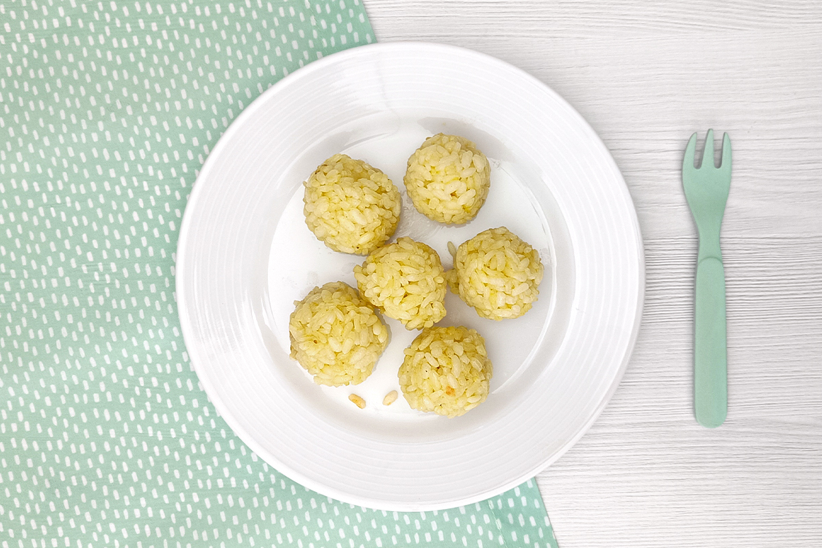 Bolas de arroz con calabacín para niños y bebés