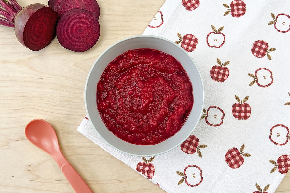 Receta de papilla de remolacha y manzana para niños y bebés