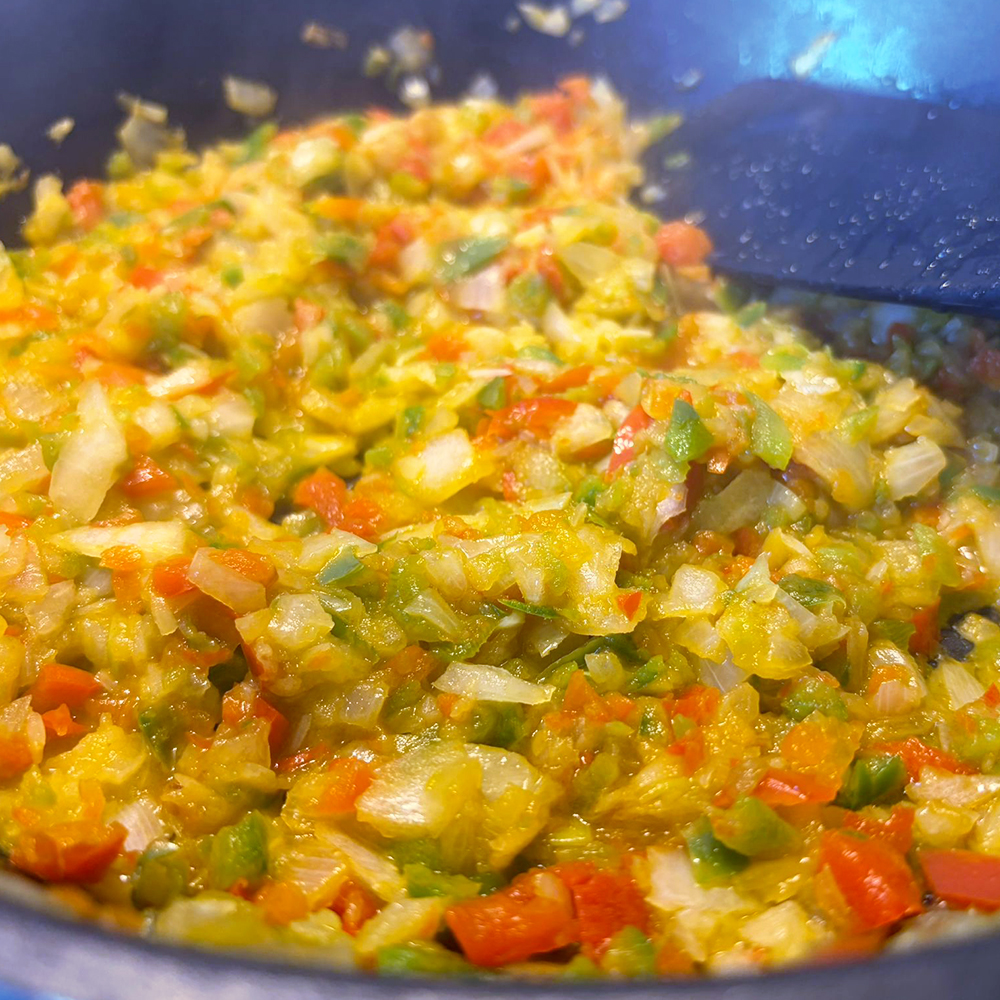 Cómo hacer hamburguesas de merluza: sofreír las verduras