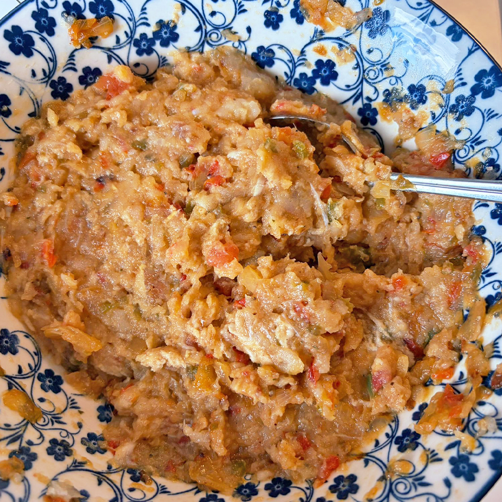 Cómo hacer hamburguesas de merluza: mezclar pescado, sofrito y huevo