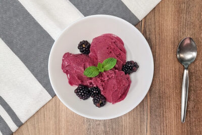 Helado casero de moras y yogurt, sin azúcar