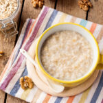 Papilla de avena con manzana y nueces para bebés