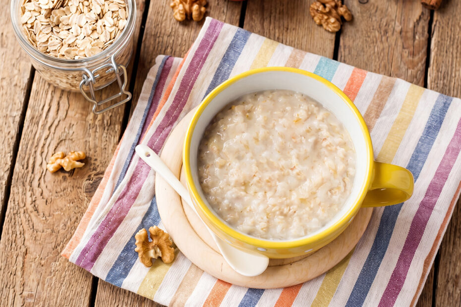 Papilla de avena con manzana y nueces para bebés
